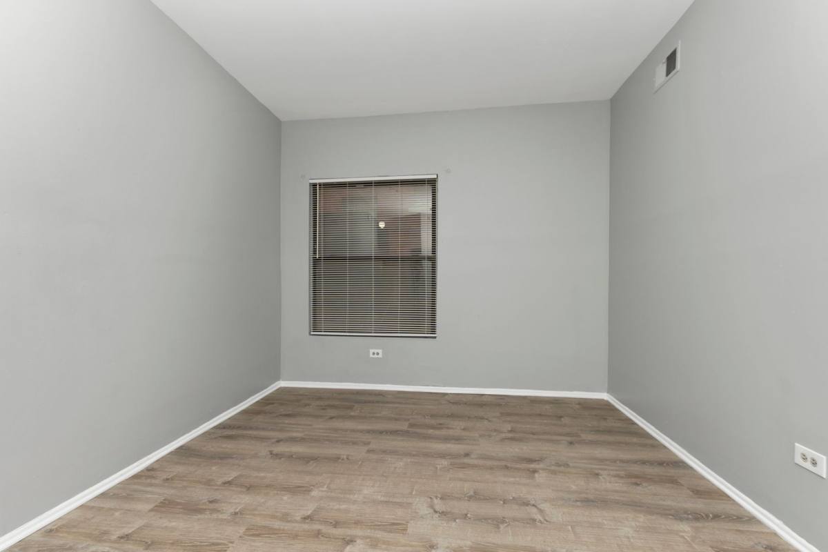 Apartment for rent at 4240 S Michigan Ave, Chicago, IL 60653