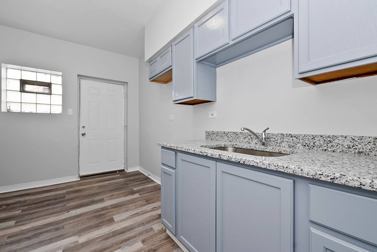 Apartment for rent at 4240 S Michigan Ave, Chicago, IL 60653
