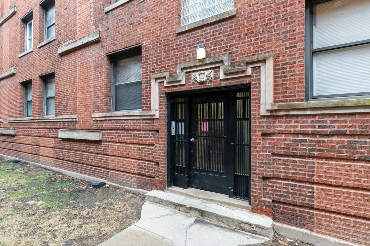 Apartment for rent at 4240 S Michigan Ave, Chicago, IL 60653