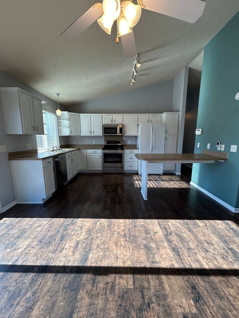House for rent at 817 Lake Vista Dr, Papillion, NE 68046