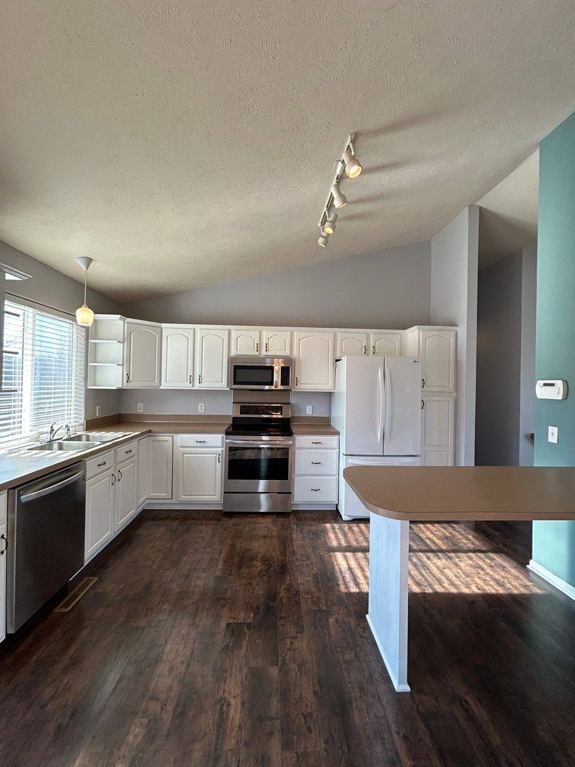 House for rent at 817 Lake Vista Dr, Papillion, NE 68046