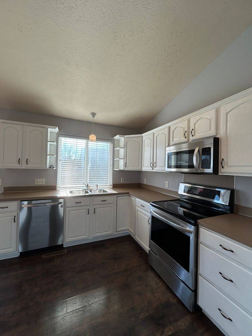 House for rent at 817 Lake Vista Dr, Papillion, NE 68046