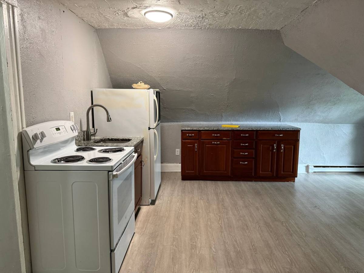 Apartment for rent at 306 Broadway, McKees Rocks, PA 15136