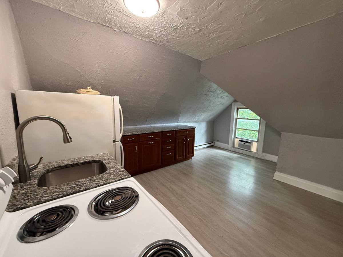 Apartment for rent at 306 Broadway, McKees Rocks, PA 15136