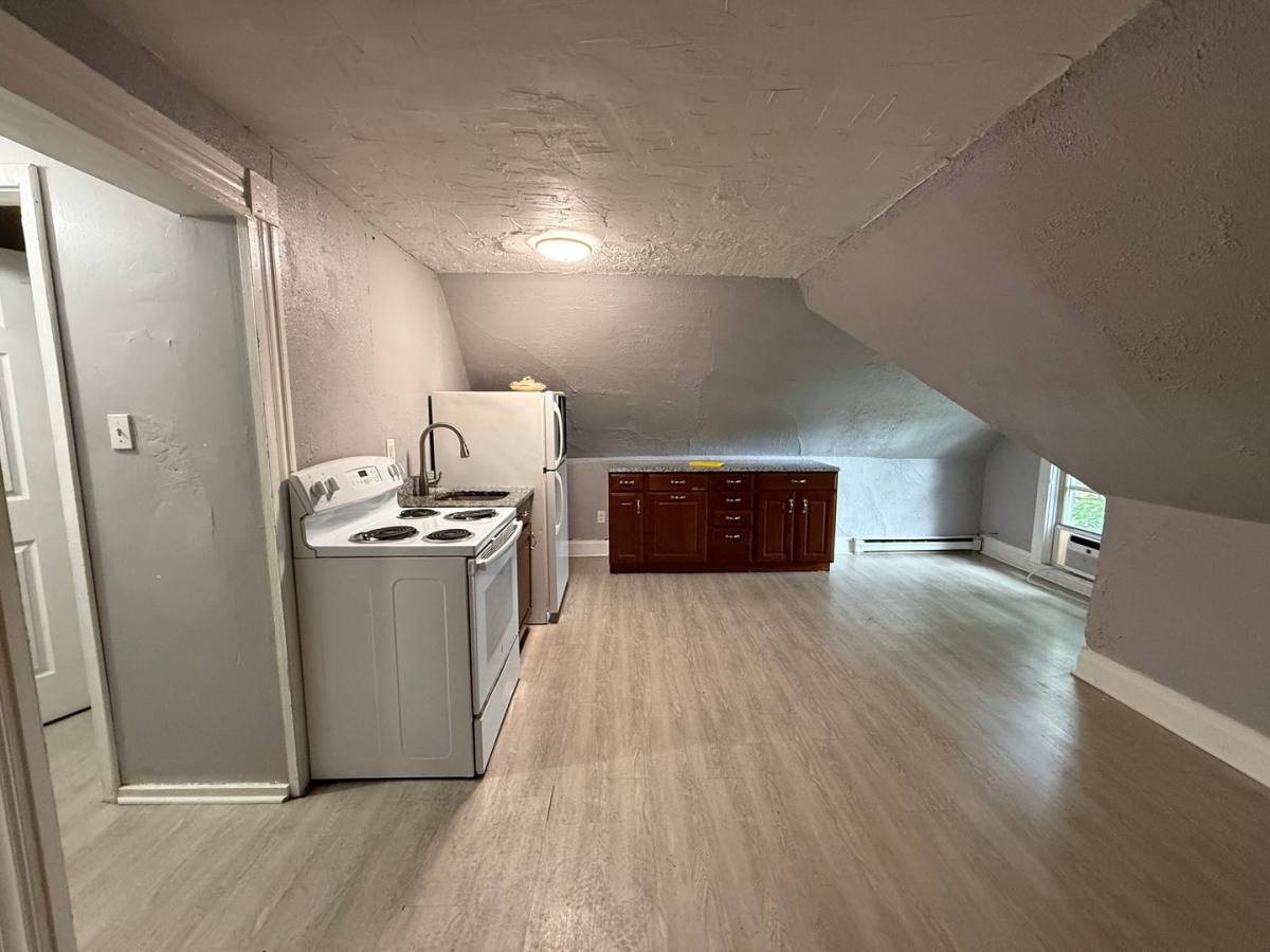 Apartment for rent at 306 Broadway, McKees Rocks, PA 15136