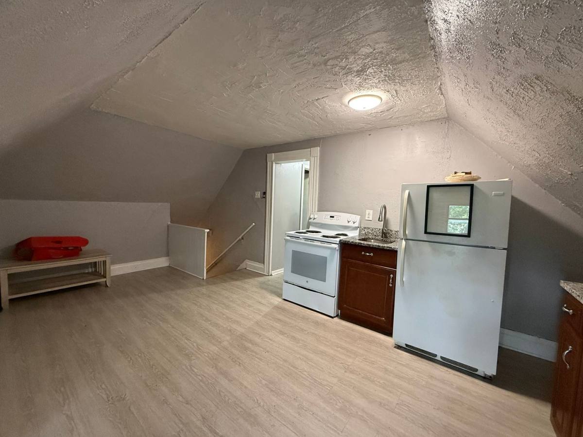 Apartment for rent at 306 Broadway, McKees Rocks, PA 15136