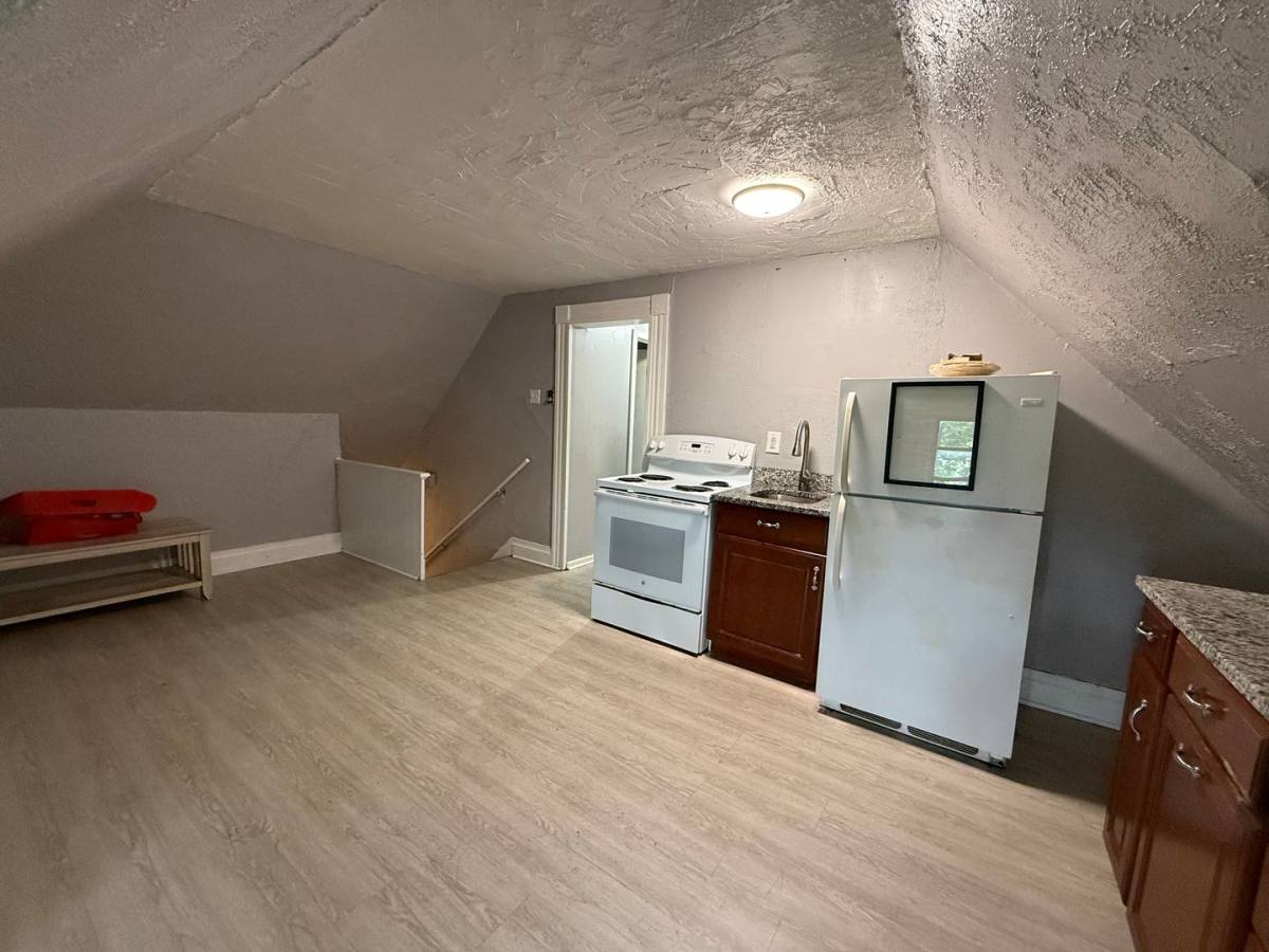 Apartment for rent at 306 Broadway, McKees Rocks, PA 15136