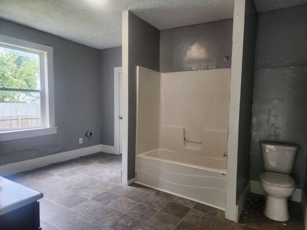 Apartment for rent at 517 N 14 St, Terre Haute, IN 47807