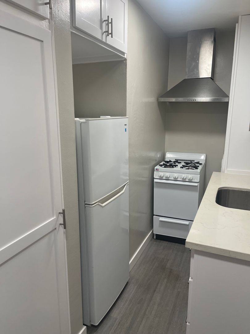 Apartment for rent at 1017 Pacific Ave, Long Beach, CA 90813