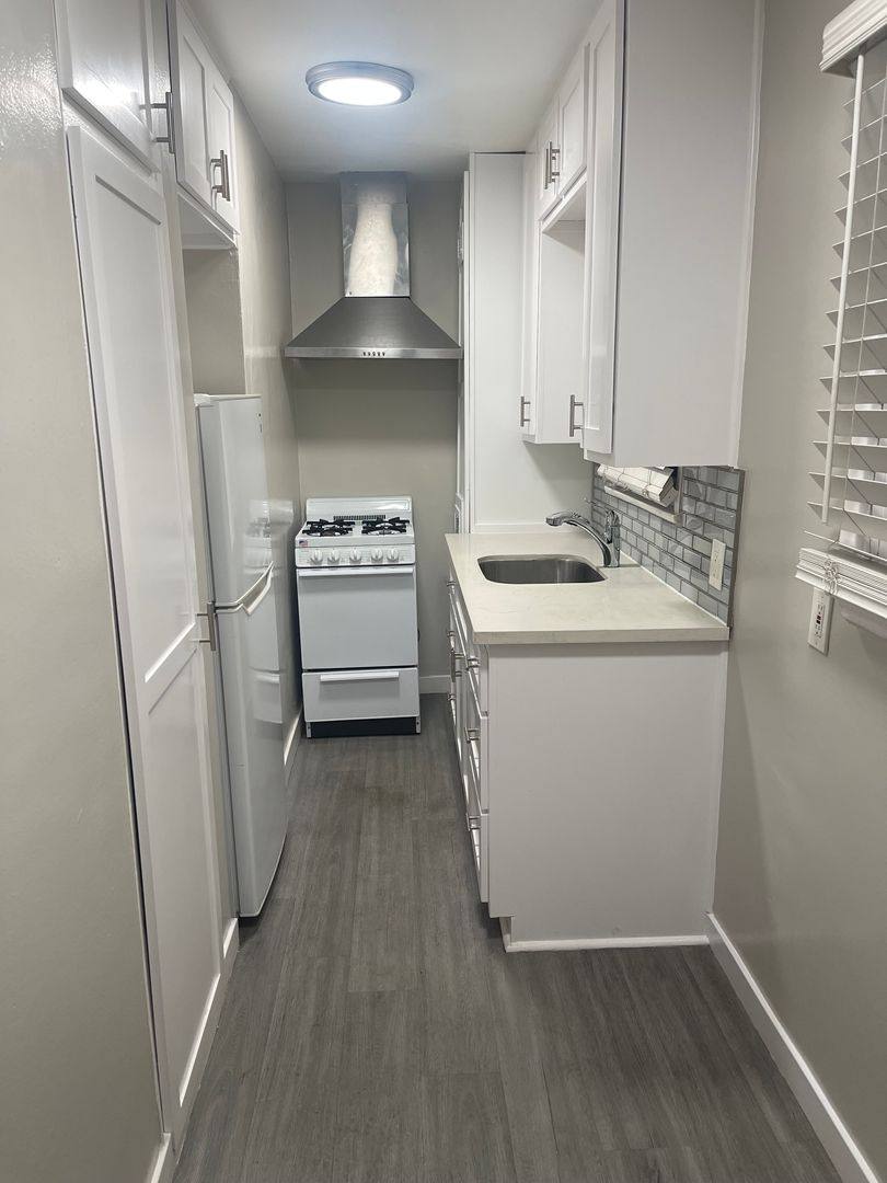 Apartment for rent at 1017 Pacific Ave, Long Beach, CA 90813