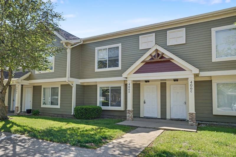Townhouse for rent at 406 E 15th St, Pella, IA 50219