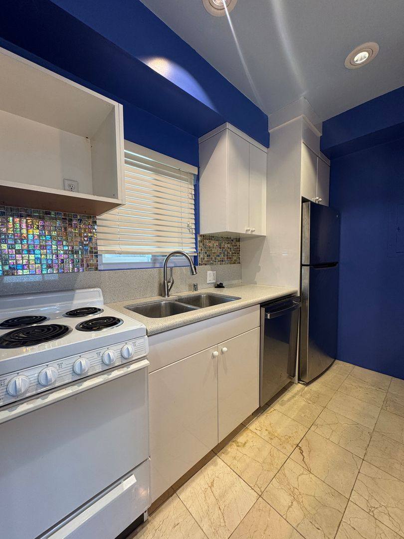 Apartment for rent at 445 Washington Blvd, Marina Del Rey, CA 90292