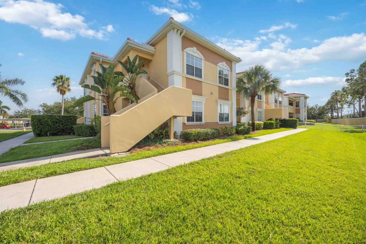 Condo for rent at 1195 Villagio Circle, Sarasota, FL 34237