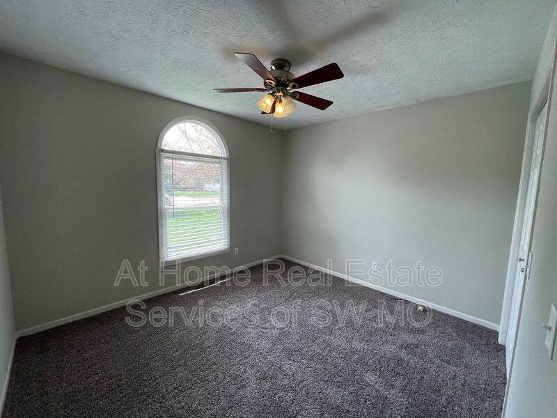 House for rent at 609 E Sunset St, Nixa, MO 65714