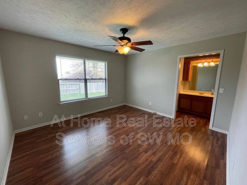 House for rent at 609 E Sunset St, Nixa, MO 65714