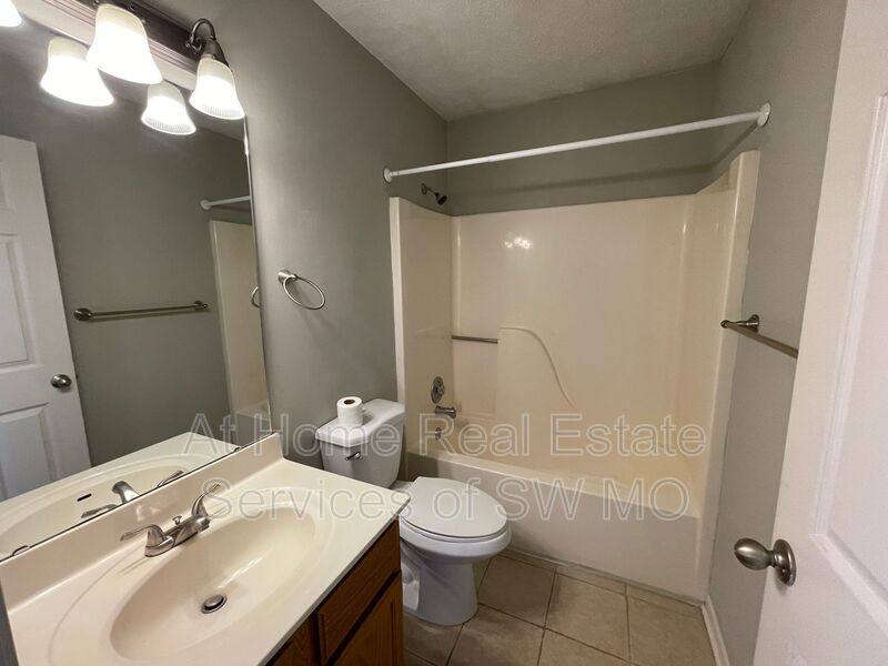 House for rent at 609 E Sunset St, Nixa, MO 65714