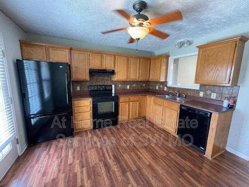 House for rent at 609 E Sunset St, Nixa, MO 65714