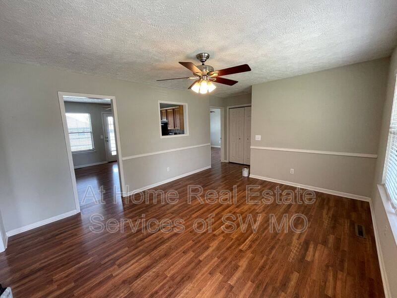 House for rent at 609 E Sunset St, Nixa, MO 65714