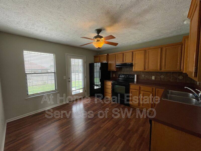 House for rent at 609 E Sunset St, Nixa, MO 65714