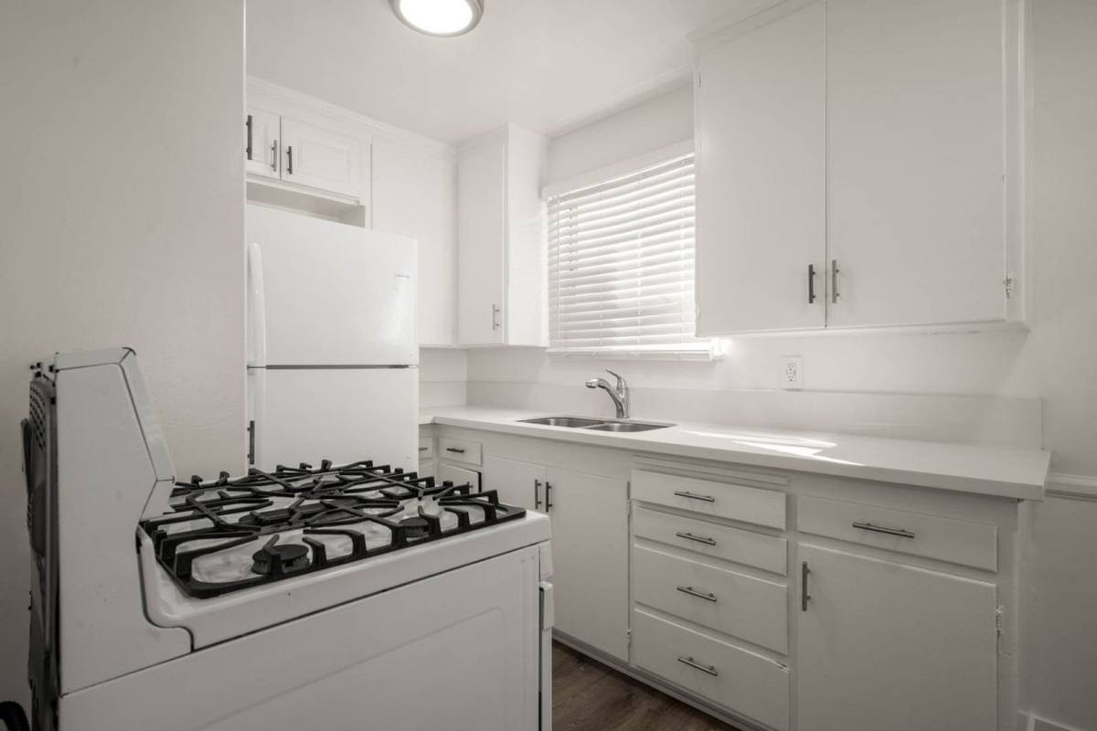 Apartment for rent at 6036 10th Ave, Los Angeles, CA 90043
