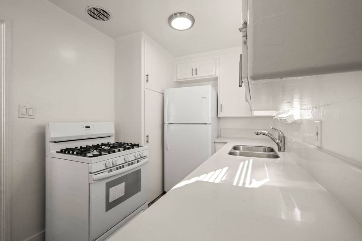 Apartment for rent at 6036 10th Ave, Los Angeles, CA 90043