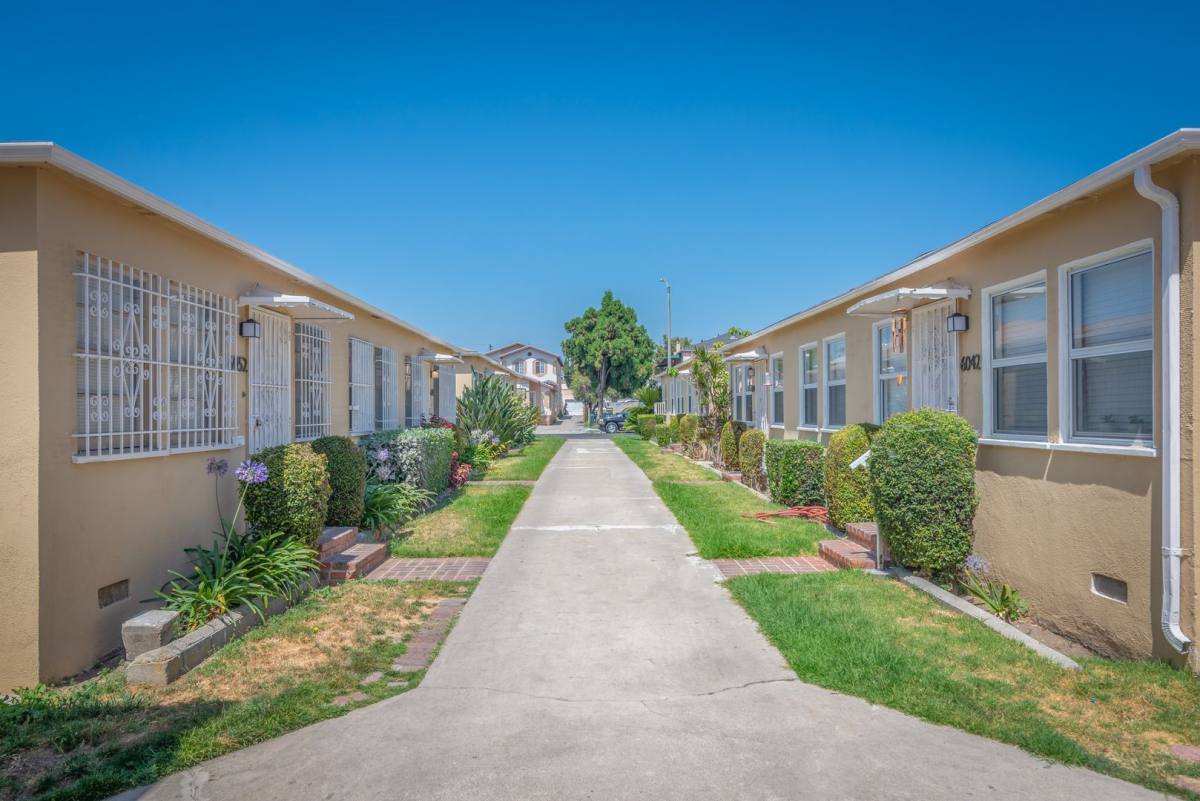 Apartment for rent at 6036 10th Ave, Los Angeles, CA 90043