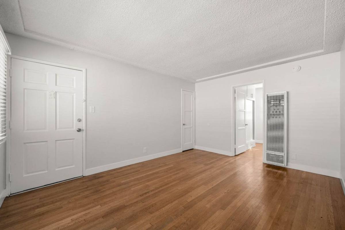 Apartment for rent at 6036 10th Ave, Los Angeles, CA 90043