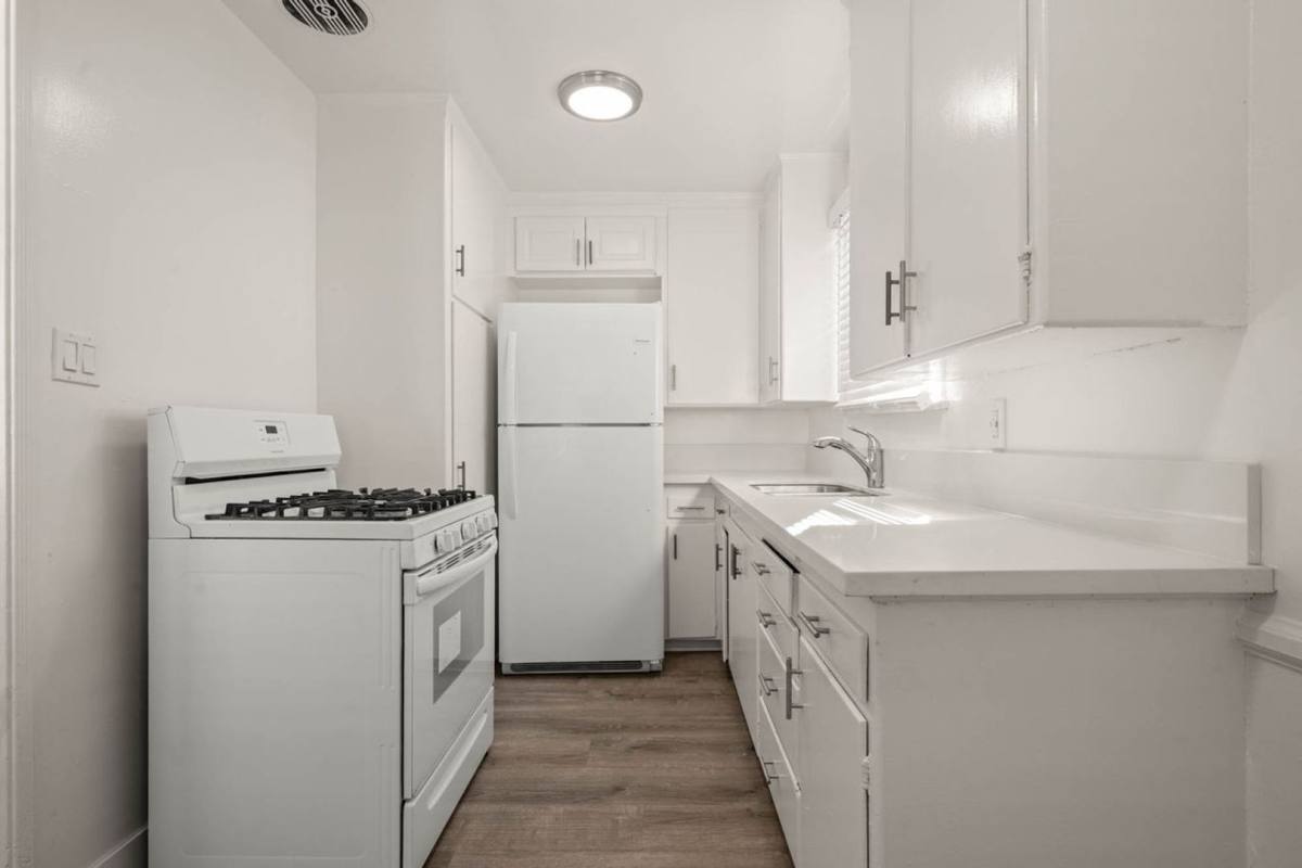 Apartment for rent at 6036 10th Ave, Los Angeles, CA 90043
