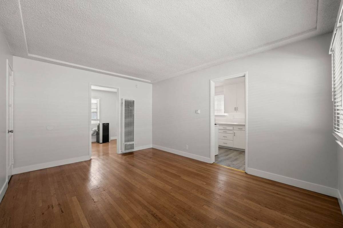 Apartment for rent at 6036 10th Ave, Los Angeles, CA 90043