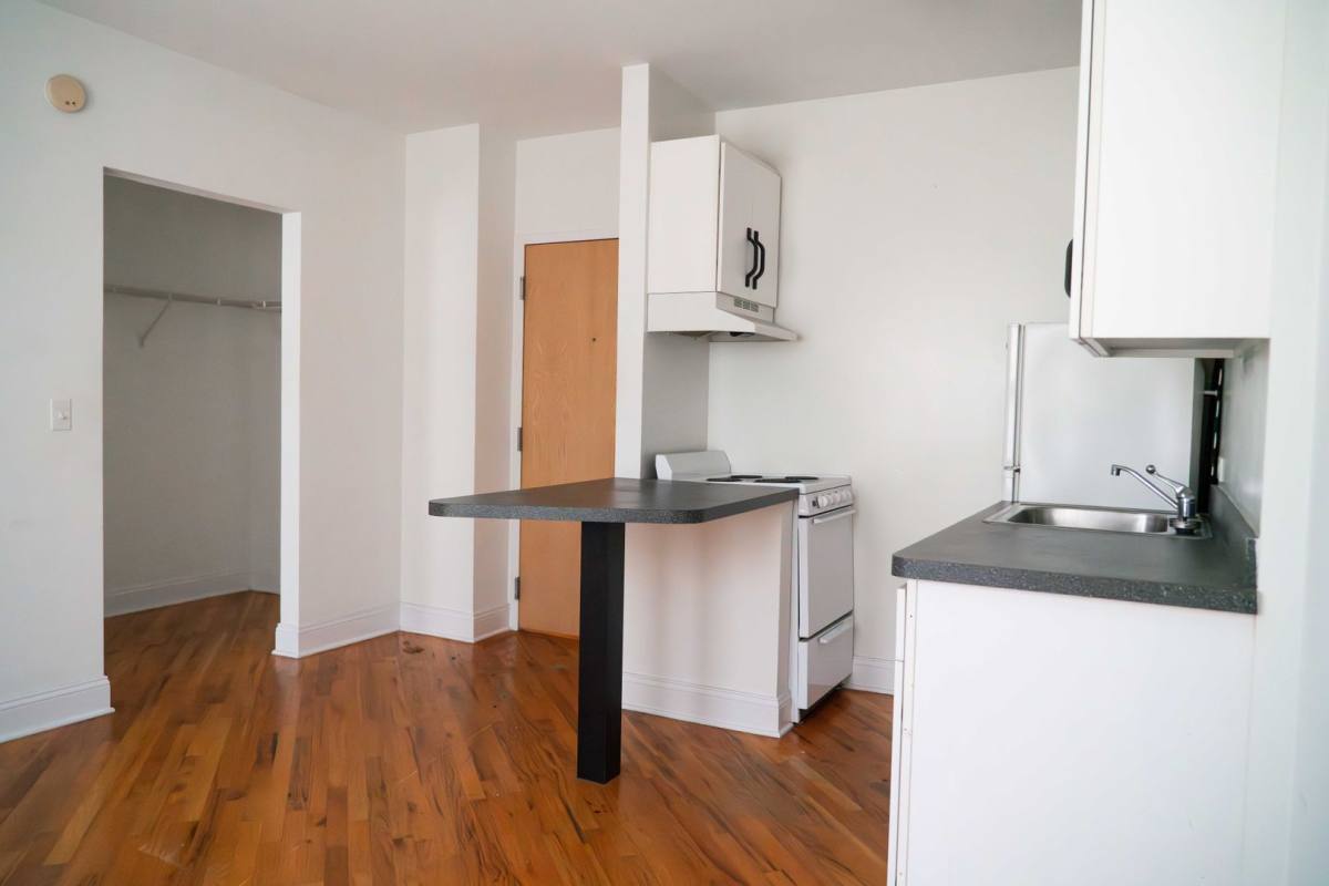Apartment for rent at 840 W Montrose Ave, Chicago, IL 60613