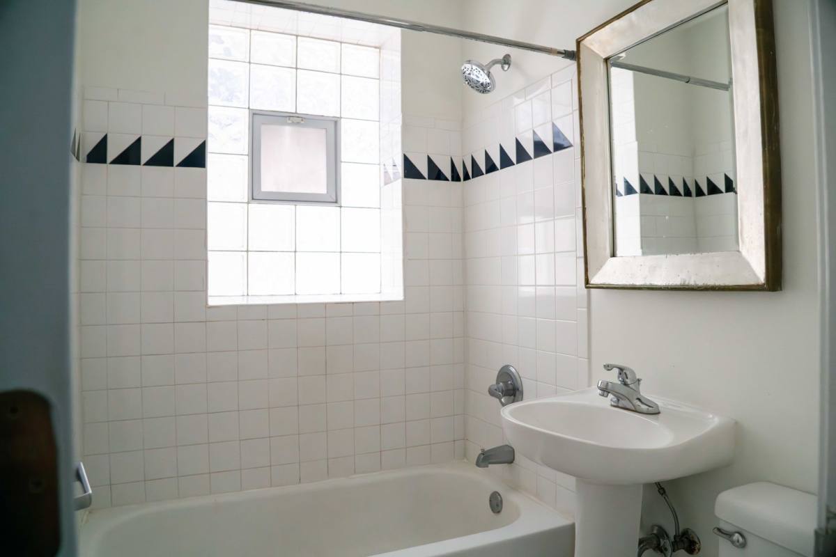 Apartment for rent at 840 W Montrose Ave, Chicago, IL 60613