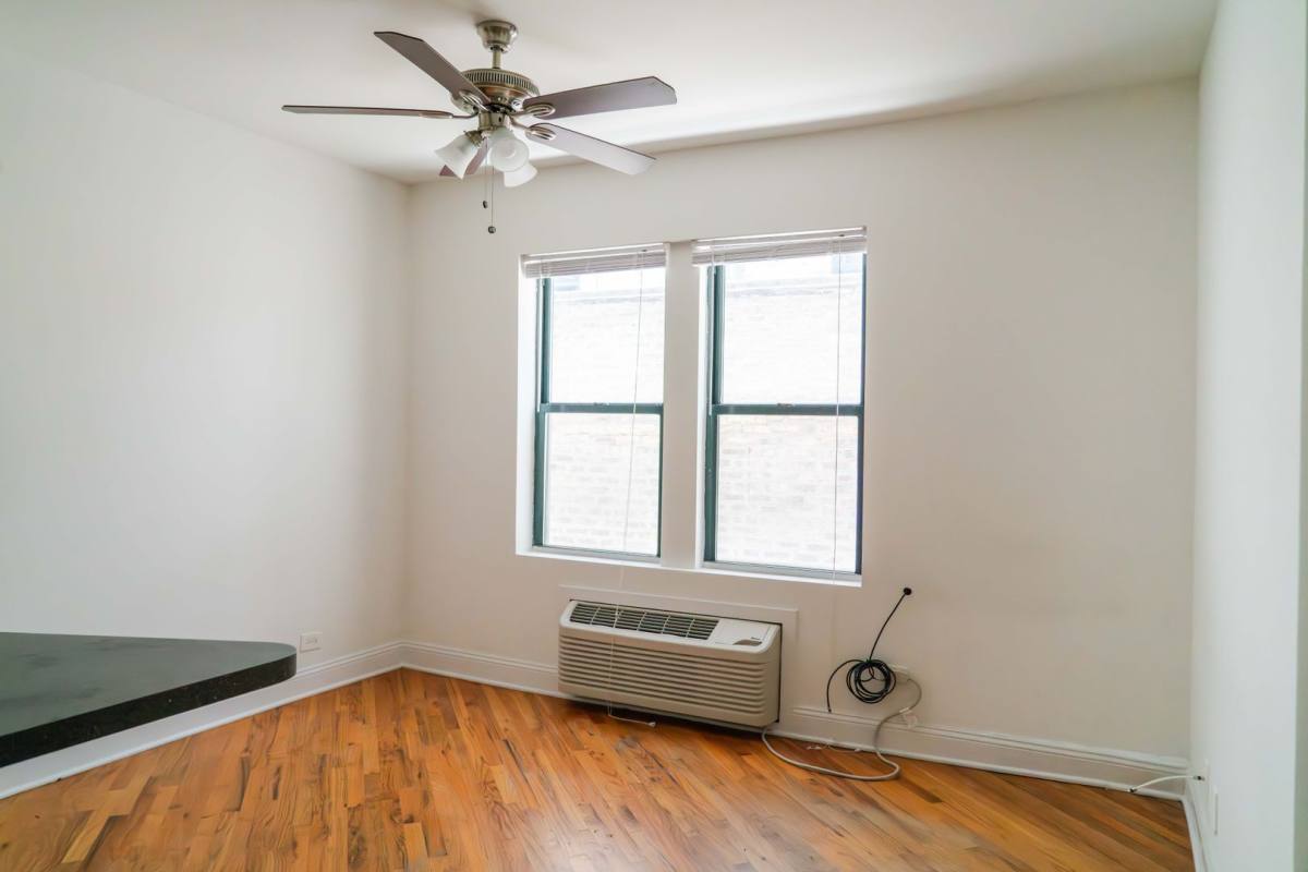 Apartment for rent at 840 W Montrose Ave, Chicago, IL 60613