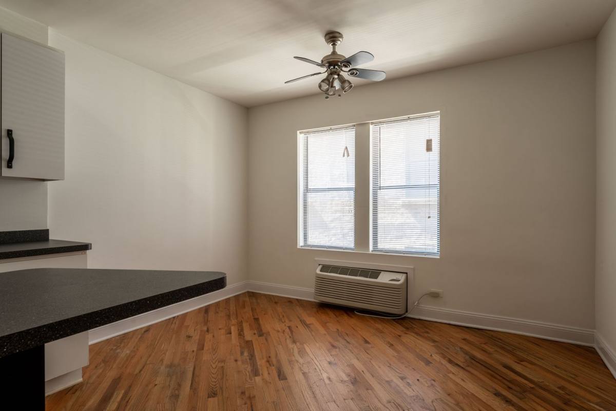 Apartment for rent at 840 W Montrose Ave, Chicago, IL 60613