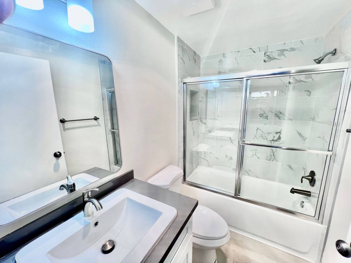 Apartment for rent at 11886 Foothill Blvd, Sylmar, CA 91342