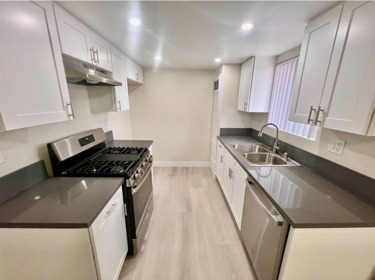 Apartment for rent at 11886 Foothill Blvd, Sylmar, CA 91342