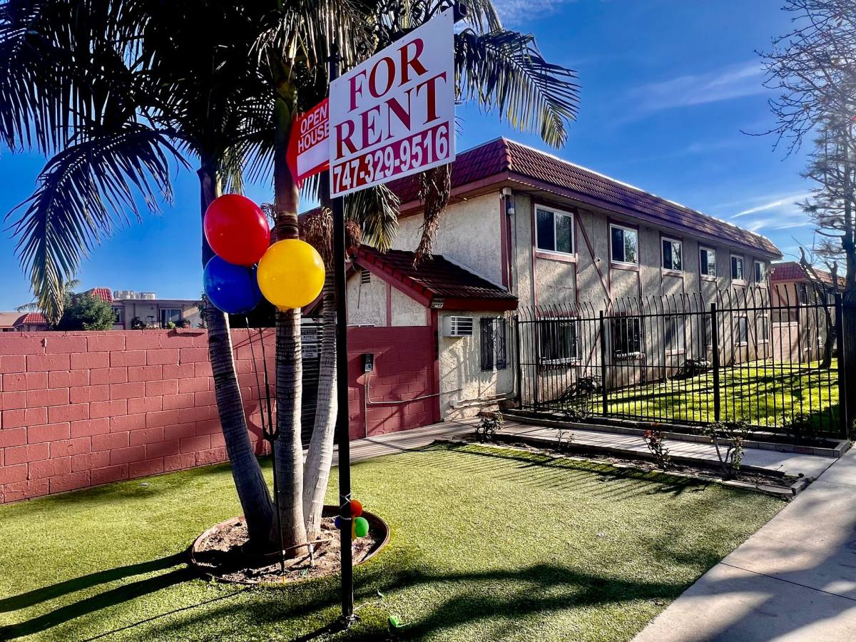 Apartment for rent at 11886 Foothill Blvd, Sylmar, CA 91342