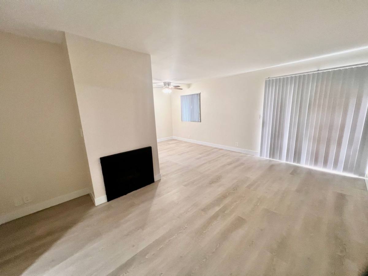 Apartment for rent at 11886 Foothill Blvd, Sylmar, CA 91342