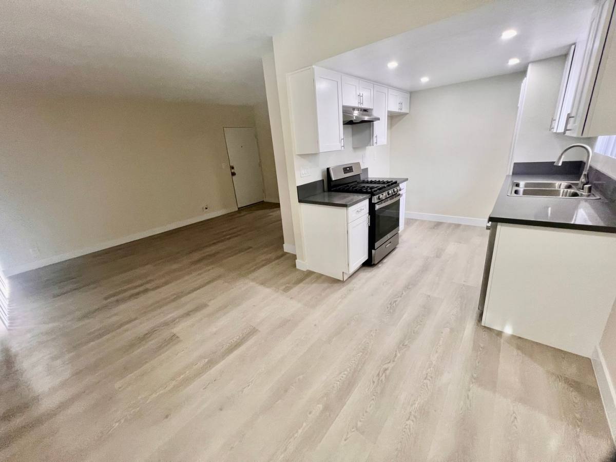 Apartment for rent at 11886 Foothill Blvd, Sylmar, CA 91342