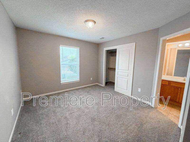 Townhouse for rent at 264 N Hedge Lane, Olathe, KS 66061