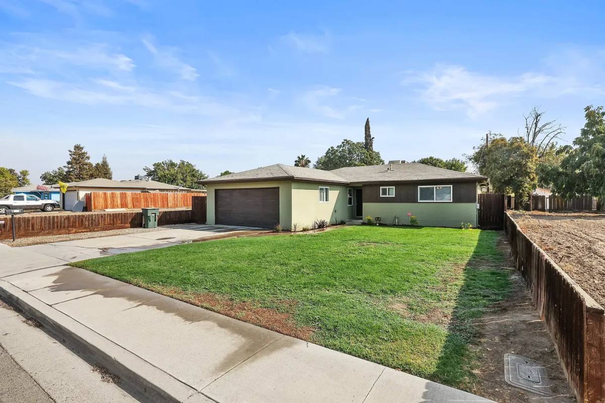 House for rent at 4335 W Tulare Ave, Visalia, CA 93277