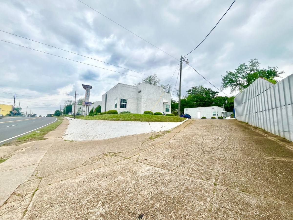 Apartment for rent at 700 W Upshur Ave, Gladewater, TX 75647