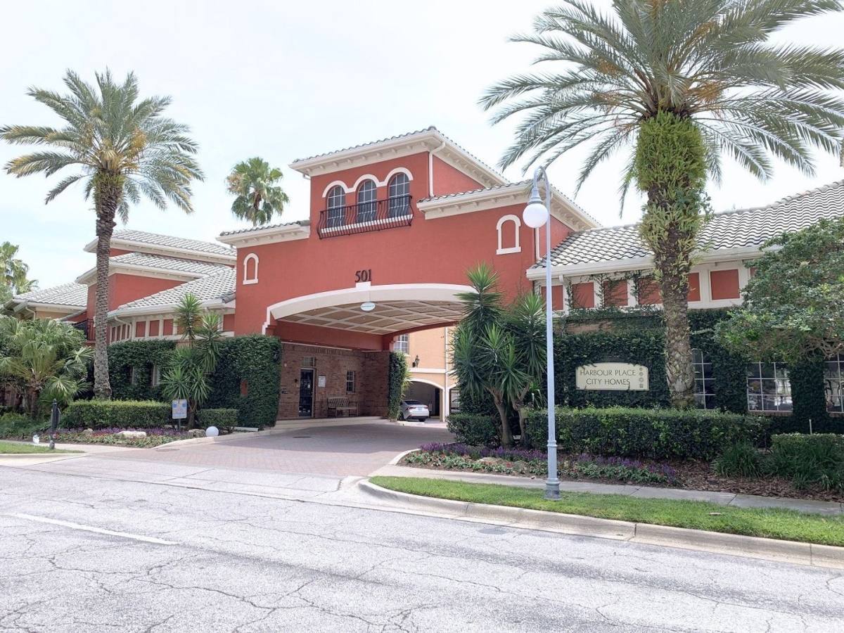 Condo for rent at 501 Knights Run Ave, Tampa, FL 33602