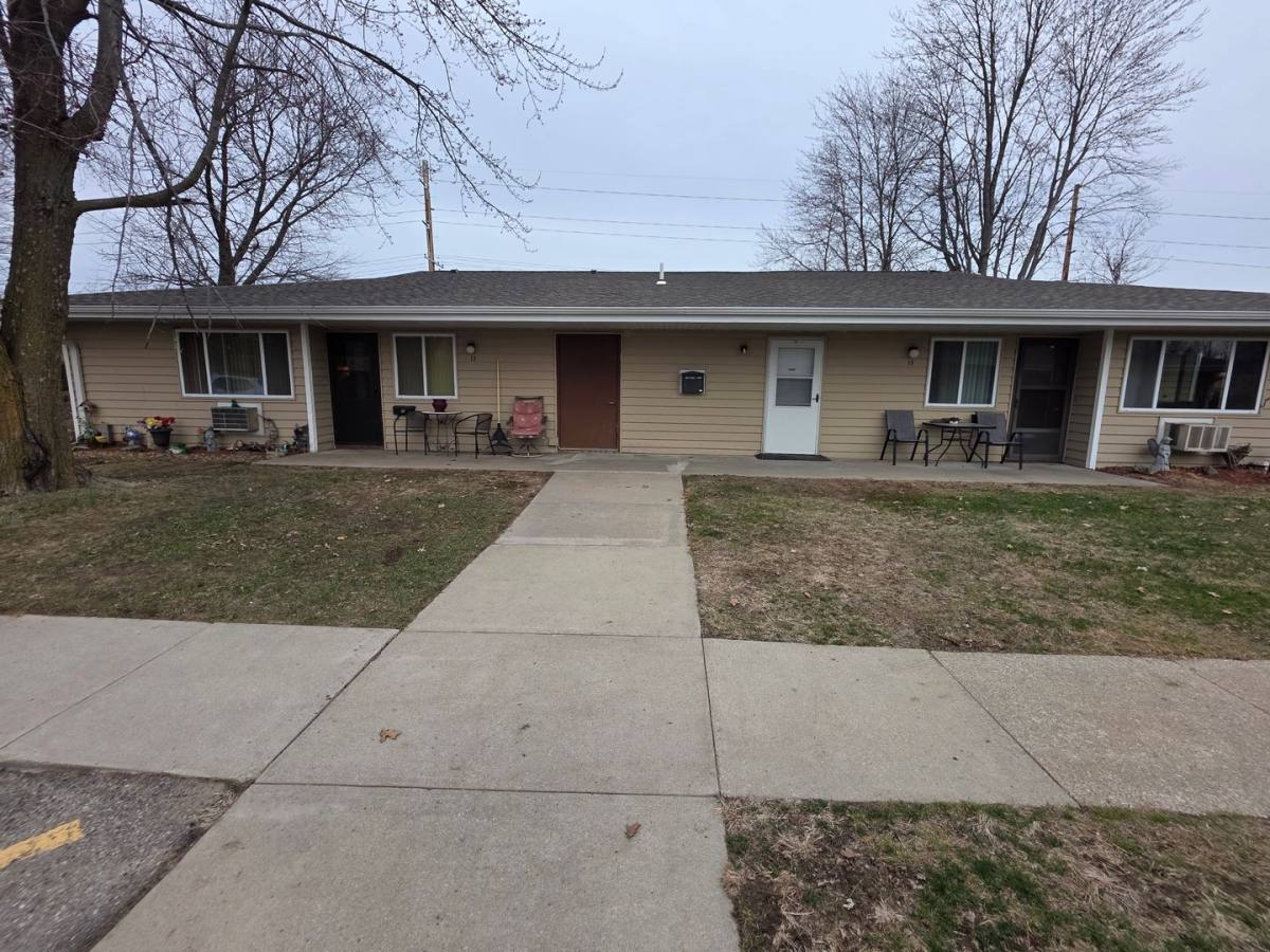Apartment for rent at 1307 12th Ave, Belle Plaine, IA 52208