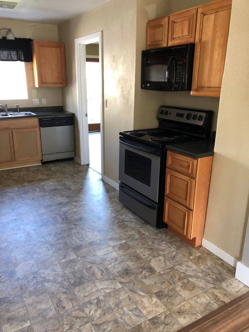 House for rent at 1646 SE Hamilton St, Roseburg, OR 97470