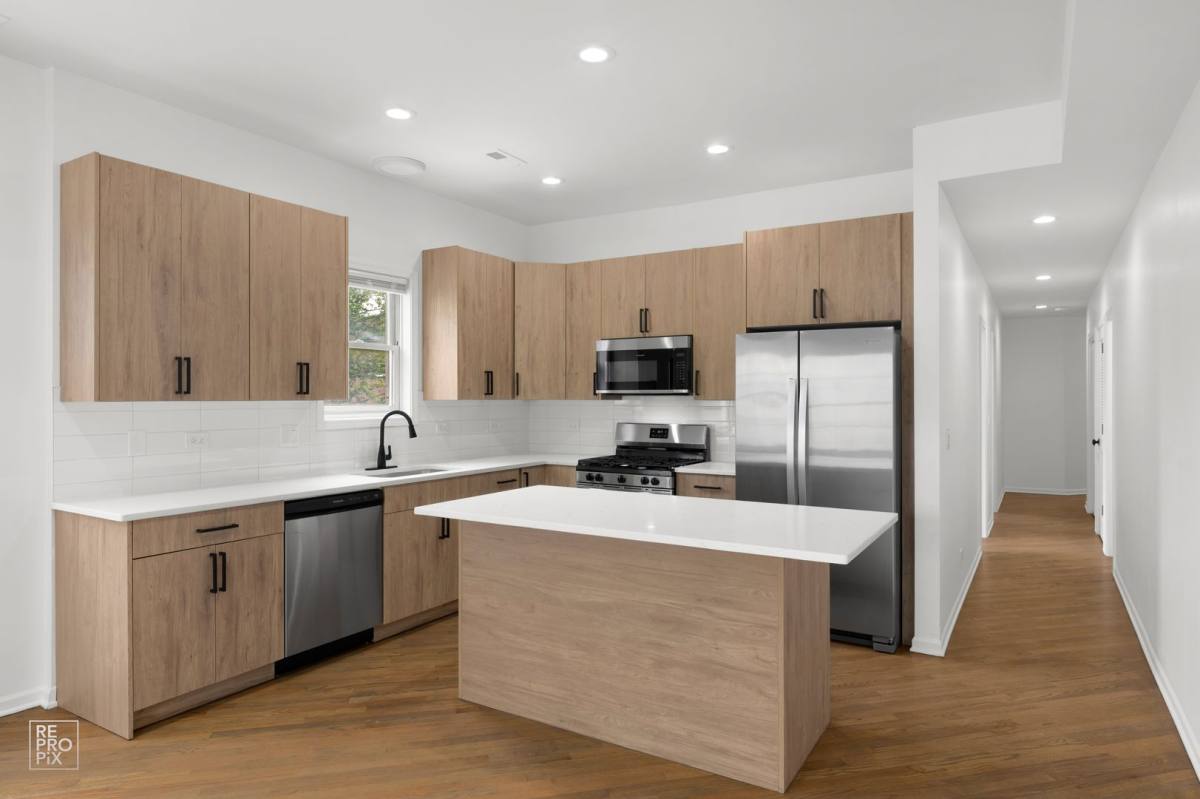 Apartment for rent at 7410 N Winchester Ave, Chicago, IL 60626