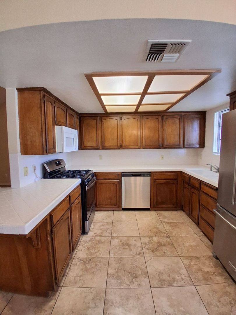 Apartment for rent at 1681 E Shea Dr, Fresno, CA 93720
