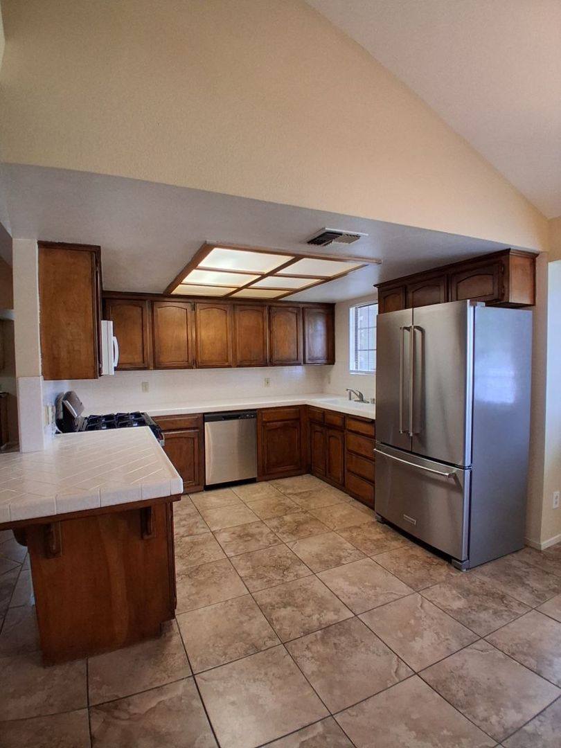 Apartment for rent at 1681 E Shea Dr, Fresno, CA 93720