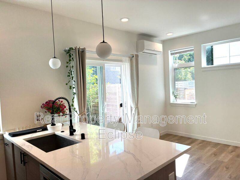 Townhouse for rent at 2925 39th Ave SW, Seattle, WA 98116