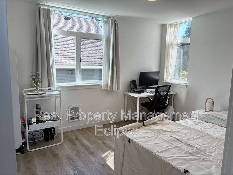 Townhouse for rent at 2925 39th Ave SW, Seattle, WA 98116