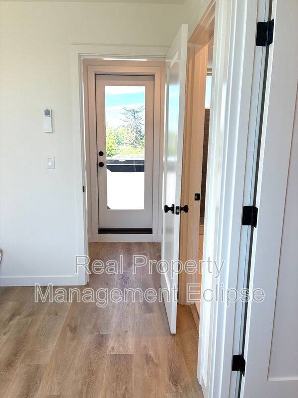 Townhouse for rent at 2925 39th Ave SW, Seattle, WA 98116